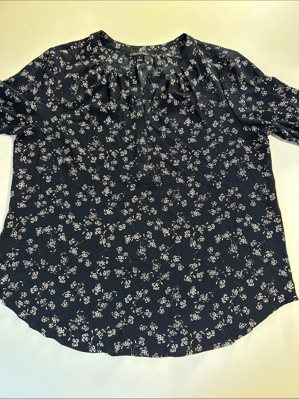 41 Hawthorn blouse top black and white Floral V-Neck working girl